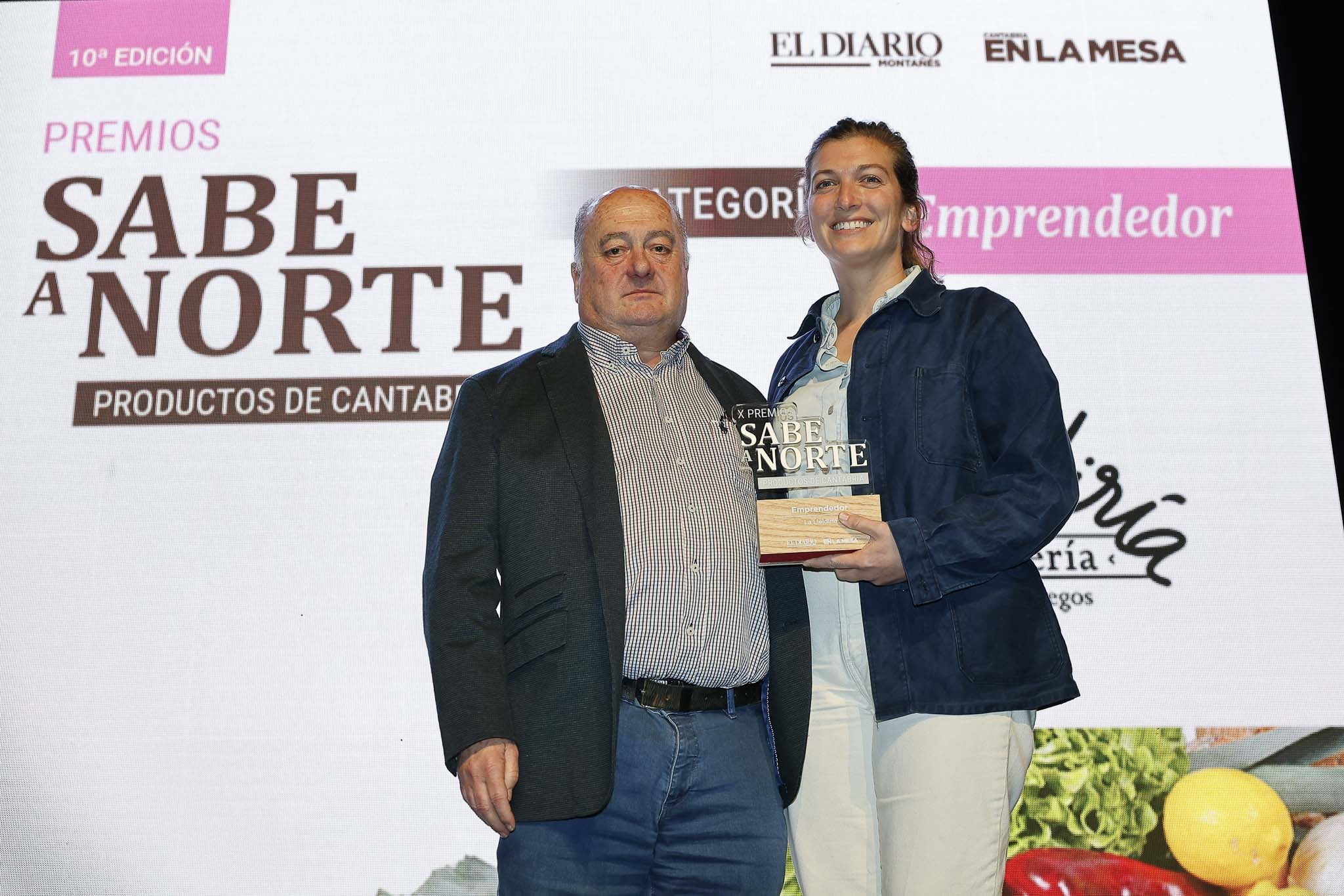 Ángel Sáinz, alcalde de Villacarriedo y Sarah Hart, de la fermentería La Lleldiría, Premio Emprendedor.