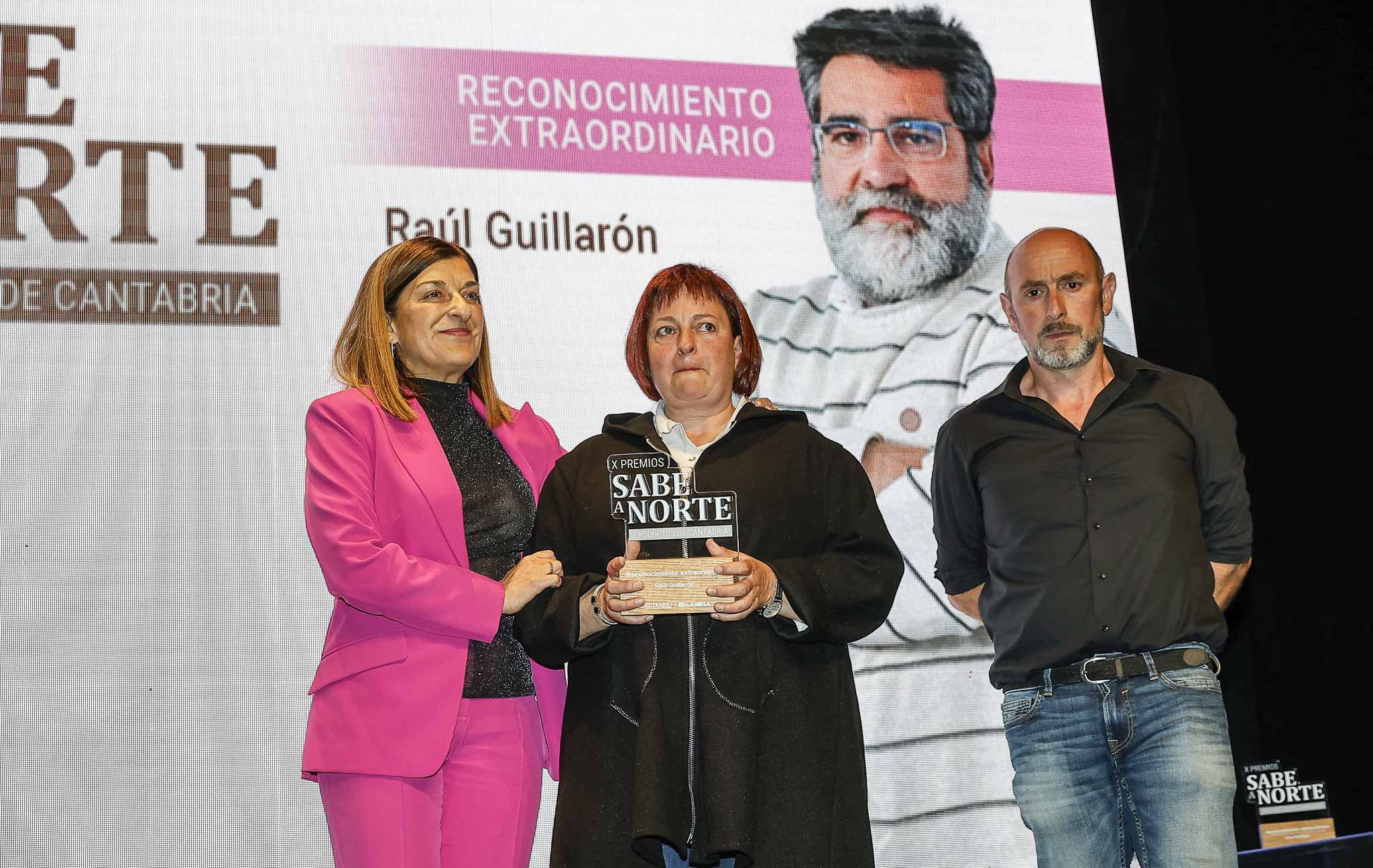 María José Sáenz de Buruaga, presidenta de Cantabria; Marta Diego, viuda de Raúl Guillarón y Manuel Herrero, presidente de Afteca. 