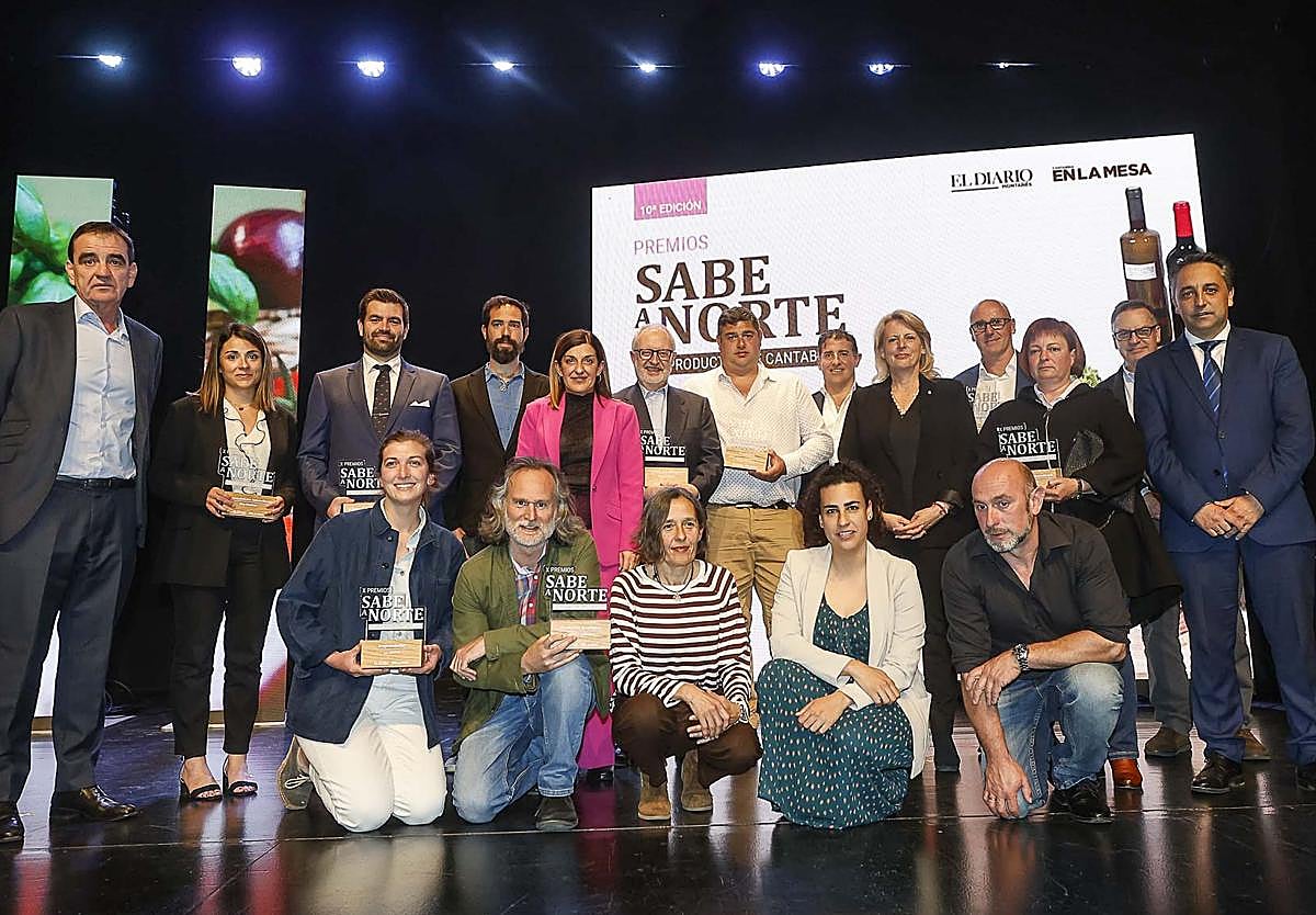 Los galardonados en la décima edición de los premios Sabe a Norte se hacen la foto de familia al final del acto celebrado ayer en el Cine Teatro Vimenor de Vioño.