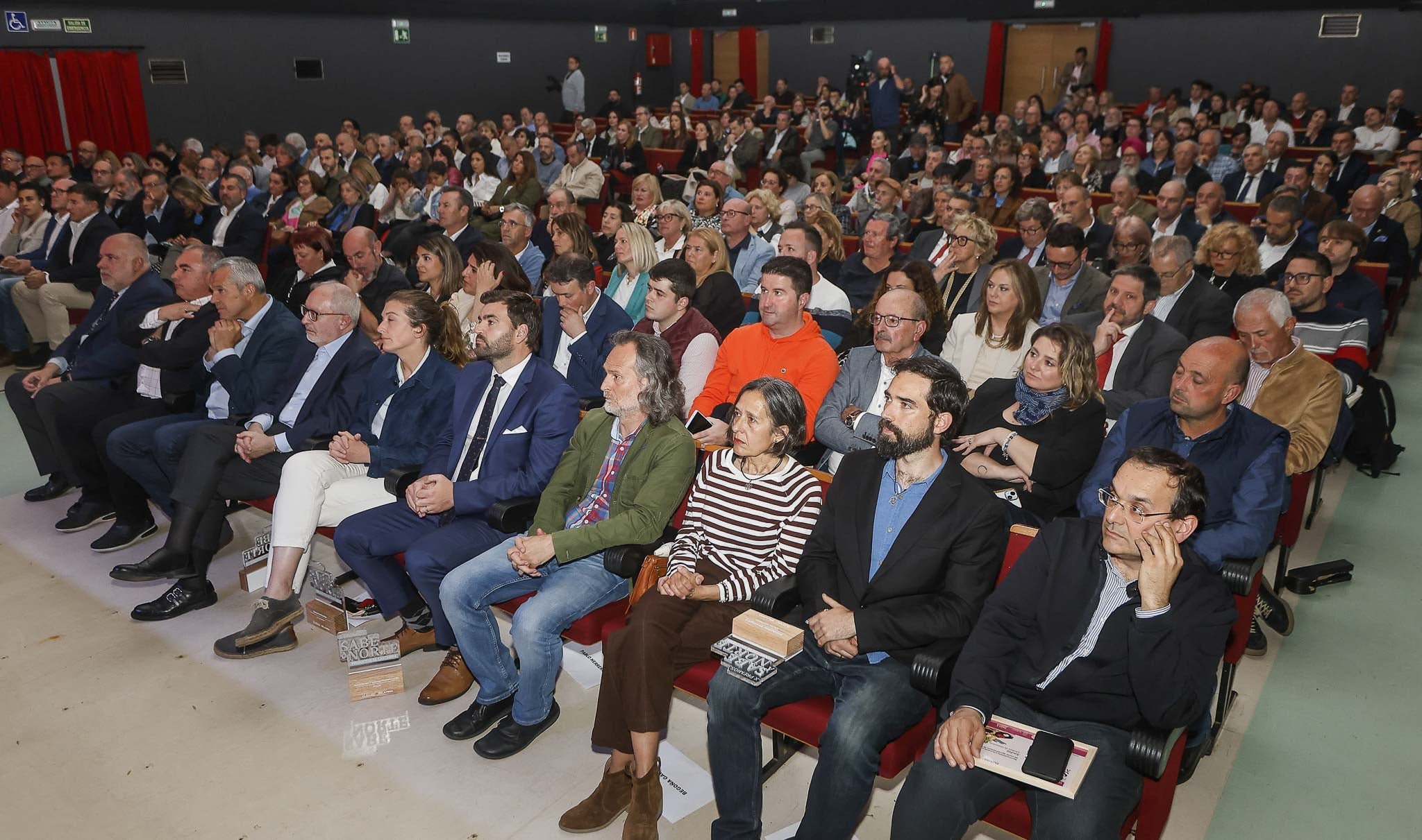Asistentes en el patio de butacas del Teatro Vimenor de Vioño de Piélagos.