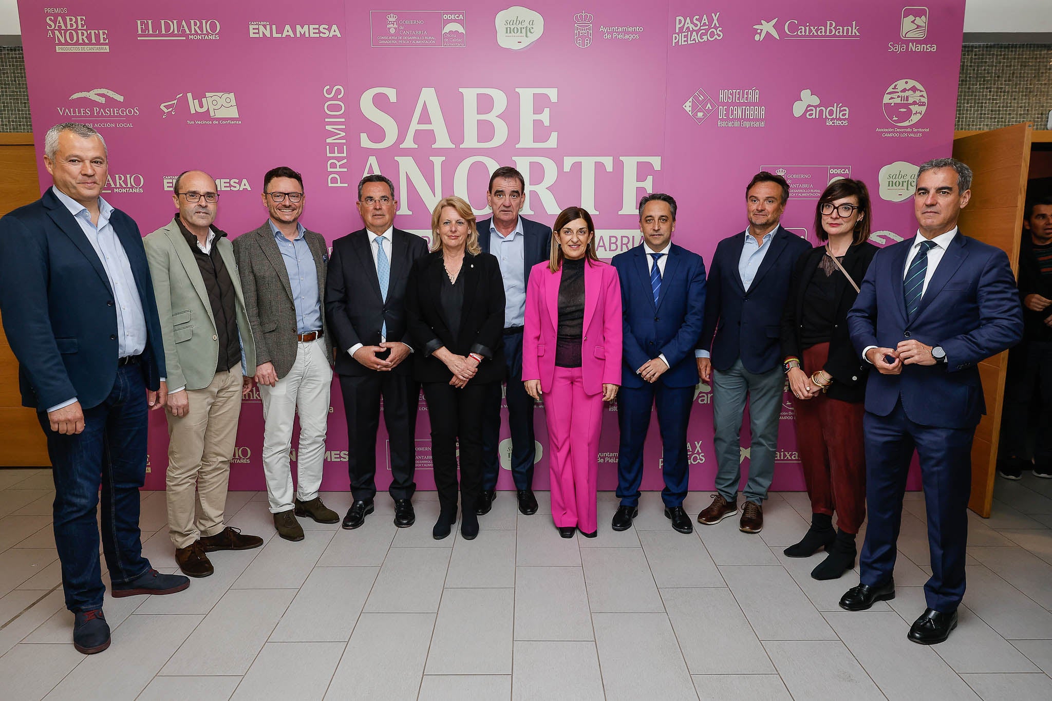 Francisco Javier Camino Conde, alcalde de Mazcuerras; Juan José Alonso, portavoz del Partido Popular en el Parlamento de Cantabria; Alejandro Liz, vicepresidente primero del Parlamento de Cantabria; Paulino San Emeterio, director general de Pesca y Alimentación; María Jesús Susinos, consejera de Desarrollo rural, Ganadería, Pesca y Alimentación; Ignacio Pérez, director general de El Diario Montañés; María José Sáenz de Buruaga, presidenta de Cantabria; Carlos Caramés, alcalde de Piélagos; Juan Luis Centeno, director de la Odeca; Cristina Montes, directora general de FP y Educación Permanente y Emilio Cuadrado, director comercial de CaixaBank para Asturias y Cantabria.