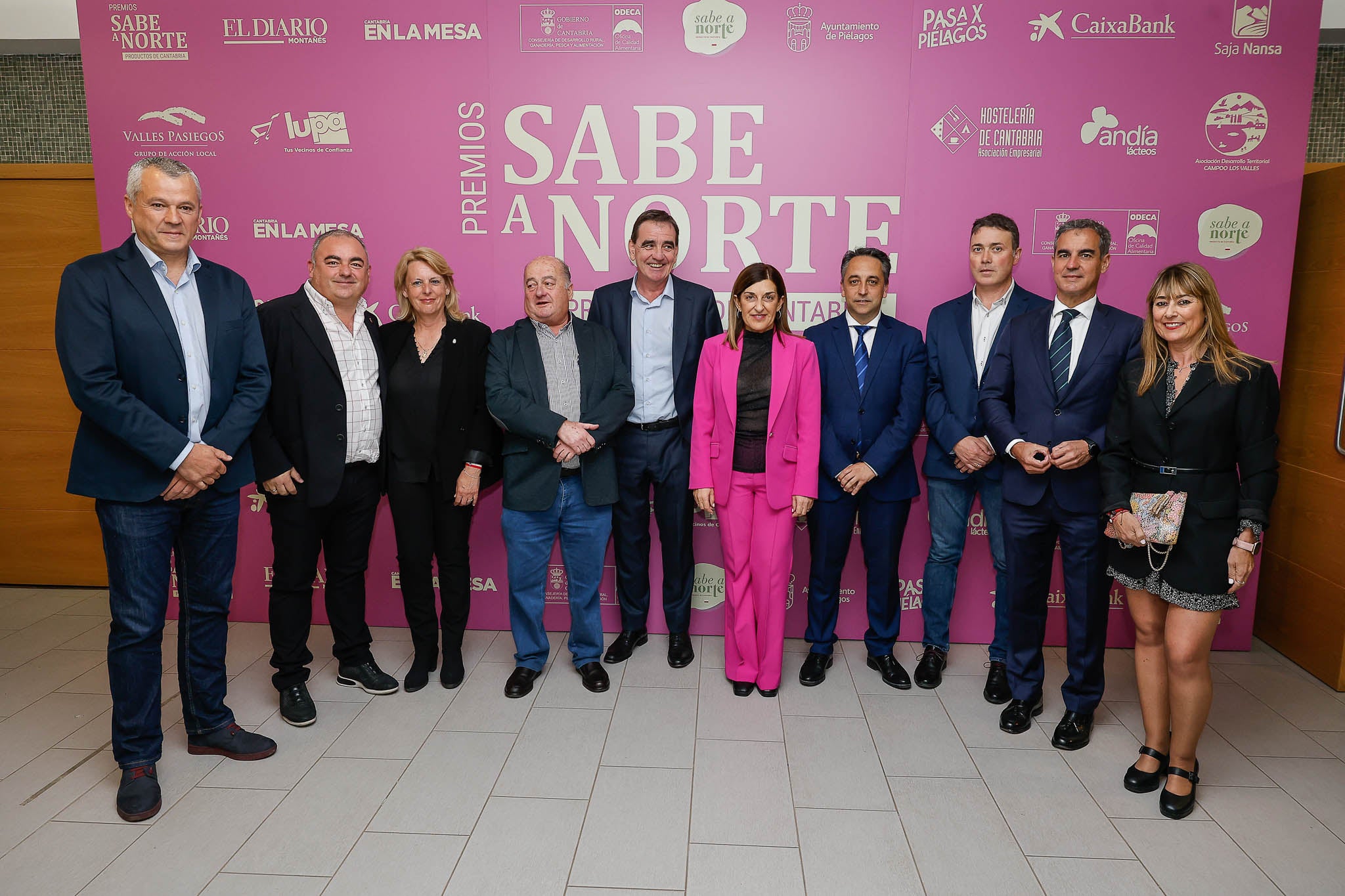 Francisco Javier Camino, alcalde de Mazcuerras; Miguel Diego (Grupo Los Pasiegos); María Jesús Susinos, consejera de Desarrollo rural, Ganadería, Pesca y Alimentación; Ángel Sáinz, alcalde de Villacarriedo; Ignacio Pérez, director general de El Diario Montañés; María José Sáenz de Buruaga, presidenta de Cantabria; Carlos Caramés, alcalde de Piélagos; Fernando Franco, alcalde de Valdeolea; Emilio Cuadrado, director comercial de CaixaBank para Asturias y Cantabria; y Marisa Hoyuela, directora de marketing de Lupa .
