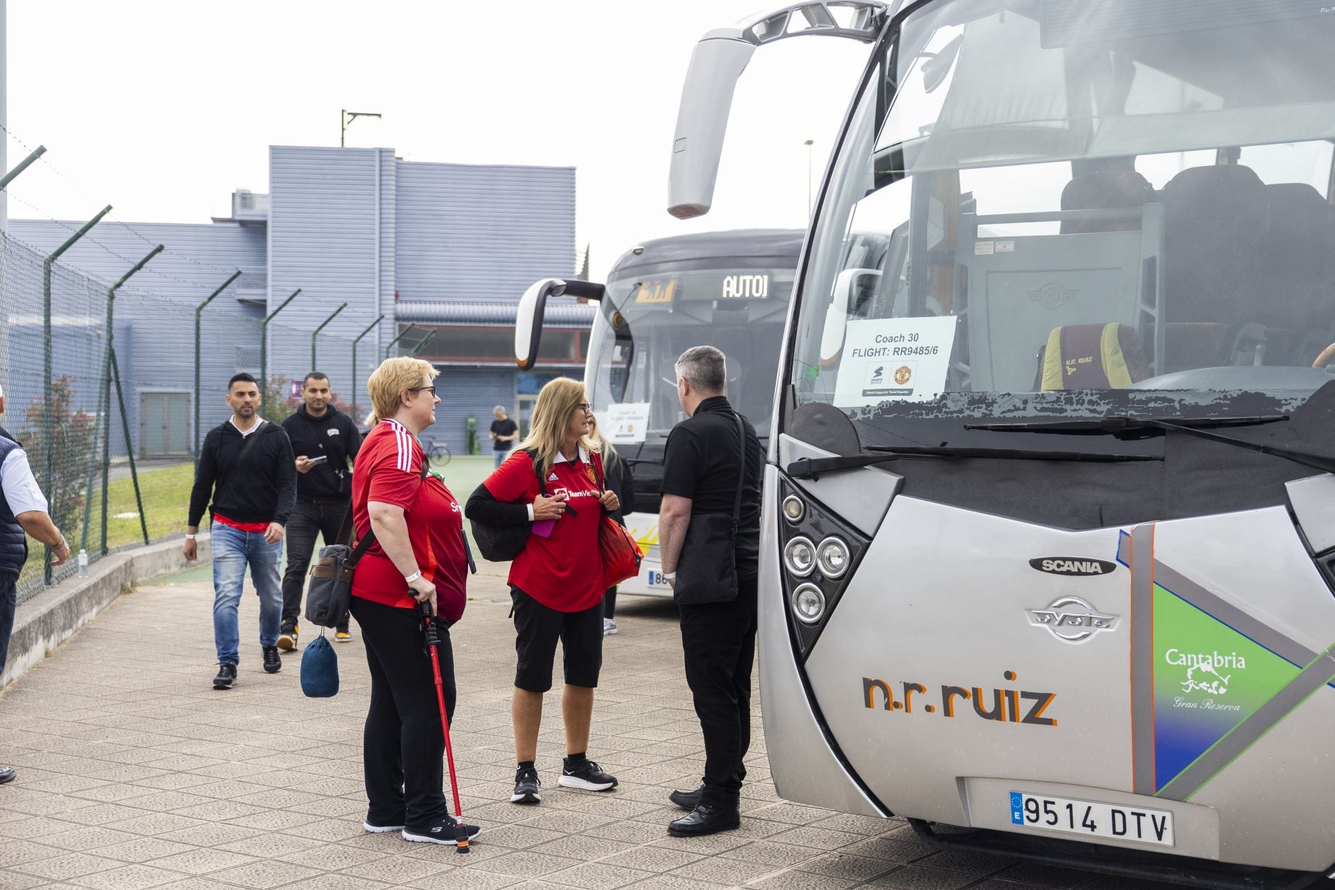 Dos aficionadas del Manchester United buscan su autobús para trasladarse hasta Bilbao. 