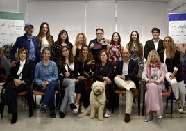 De pie y de izquierda a derecha: José Luis Callejo, Lucila Fernández, Rosa Saiz, Pilar Posadas, Miguel Rincón, Sandra Alonso, Mari Luz López Camus y Alejandro Gil. Sentados: Azucena Fernández, Ana Rivero, Beatriz Bermejo, Zulema Gancedo, María José Pereda de Castro con Olmo, Álvaro Lavín, María Jesús Gil y Patricia Sánchez-Alciturri.