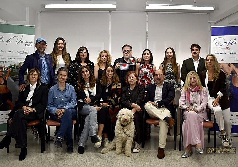 De pie y de izquierda a derecha: José Luis Callejo, Lucila Fernández, Rosa Saiz, Pilar Posadas, Miguel Rincón, Sandra Alonso, Mari Luz López Camus y Alejandro Gil. Sentados: Azucena Fernández, Ana Rivero, Beatriz Bermejo, Zulema Gancedo, María José Pereda de Castro con Olmo, Álvaro Lavín, María Jesús Gil y Patricia Sánchez-Alciturri.