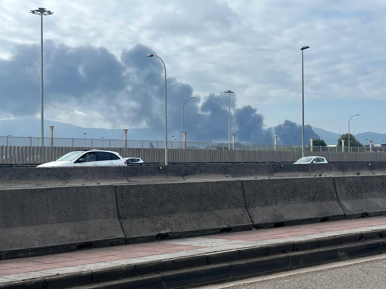 La humareda, desde la Avenida de Parayas