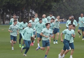 Marco Sangalli, en primer término, con el resto del equipo durante el entrenamiento.