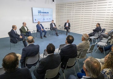 Primera de las mesas de la jornada celebrada ayer en El Diario Montañés con Ismael Riviriergo, Fernando Rodríguez, Alberto Fuentes, Martín Silván y José Luis Ceballos (de izquierda a derecha).