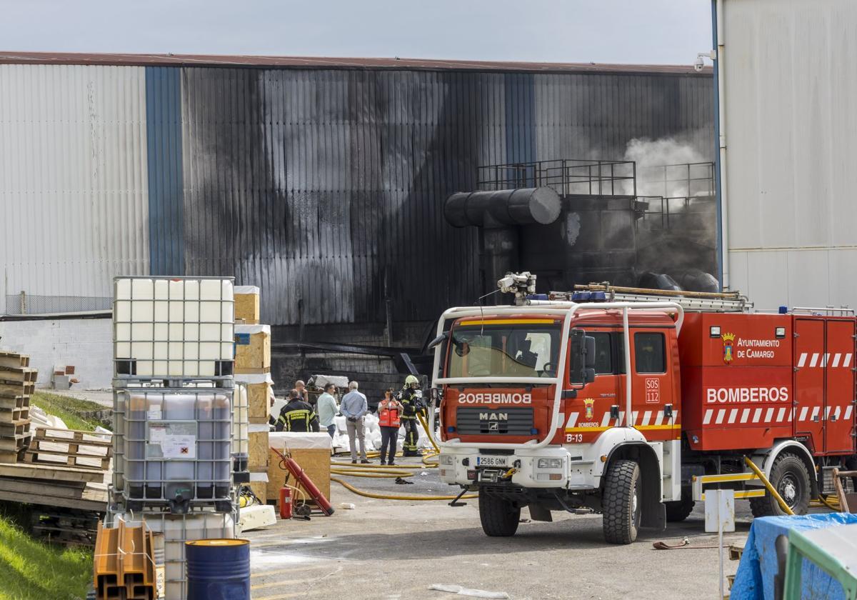 Los bomberos, el miércoles, durante la intervención para sofocar el incendio.