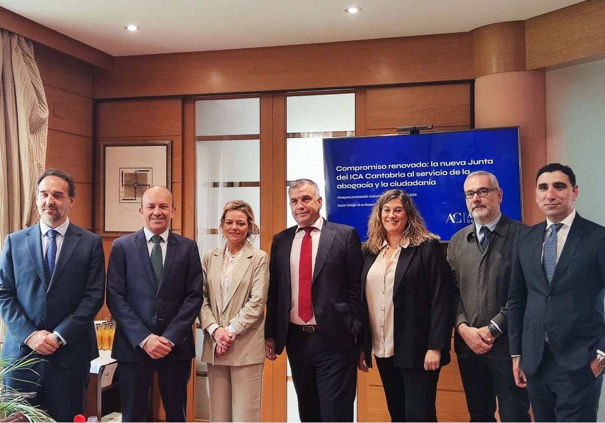 El decano del Colegio de la Abogacía de Cantabria, Carlos Pérez, en el centro de la imagen, rodeado de parte de su junta directiva.