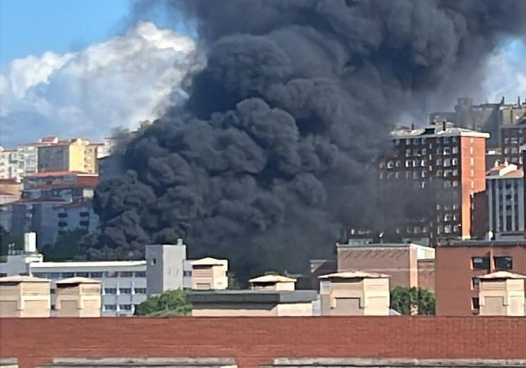 El incendio de la UC, visible desde distintos puntos de la ciudad