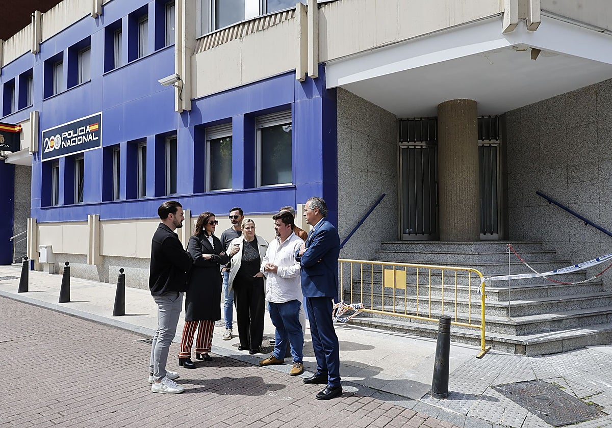 Vargas, de blanco, charla con otros concejales populares y miembros del sindicado APLB.