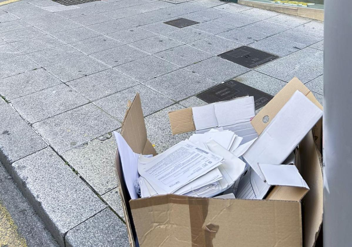 Una de las cajas con información depositada en la calle.