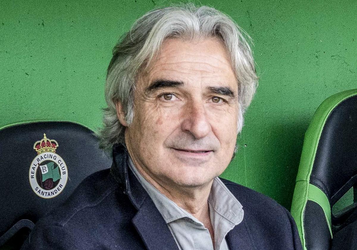 Jesús Merino, en el banquillo del Racing, en El Sardinero.