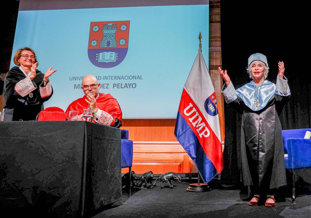La escritora Isabel Allende saluda al público tras ser investida doctora honoris causa de la UIMP.
