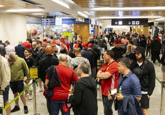 Colas de hinchas esperando para embarcar.