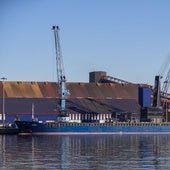 Dos barcos cargan mercancía en el Puerto de Santander.