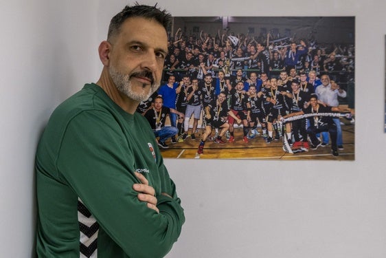 Rubén Garabaya posa en la zona vip de La Albericia junto a la foto del último ascenso del Blendio Sinfín.