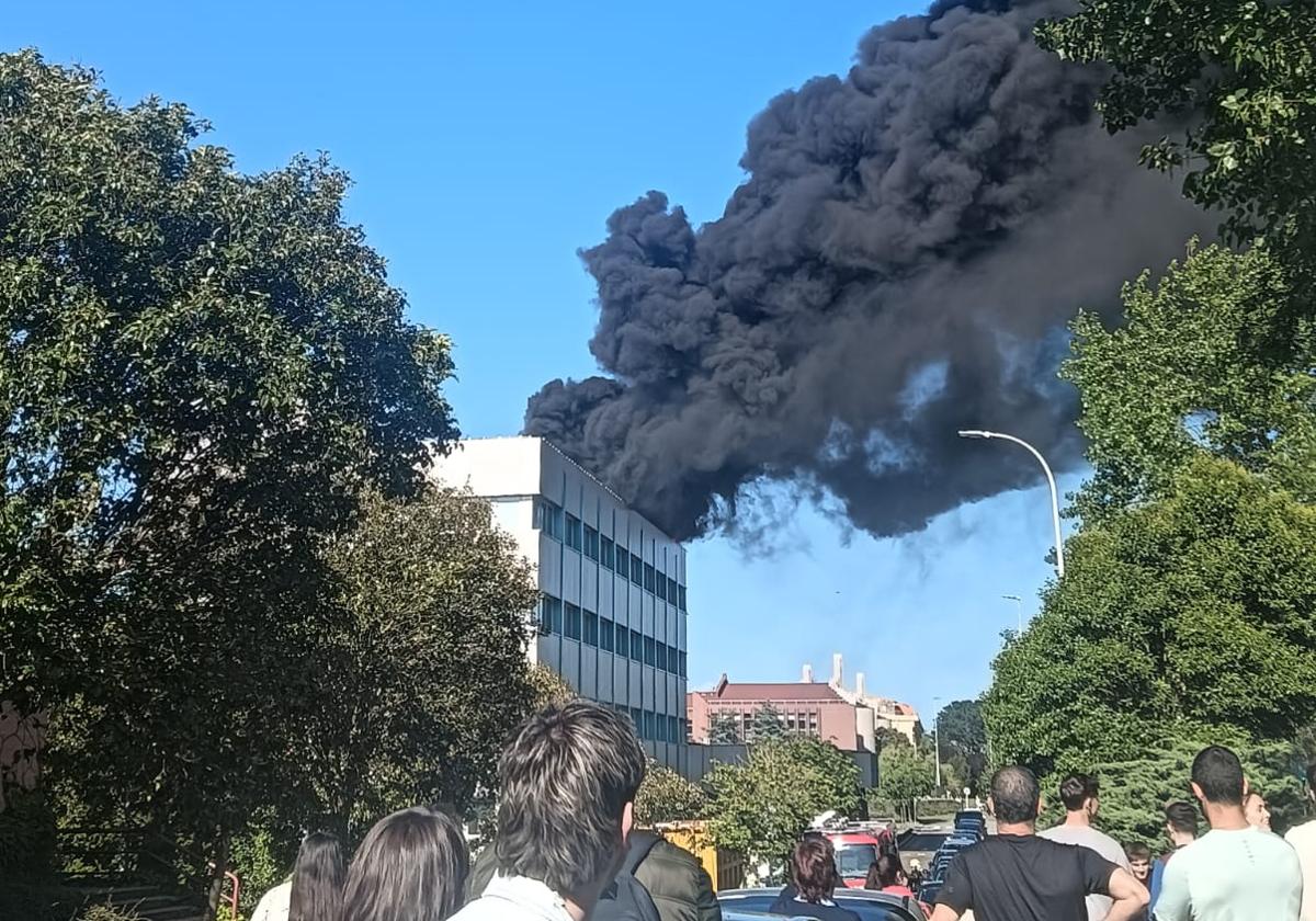 Susto en la Facultad de Ciencias de la UC por el incendio de material de obra en la azotea
