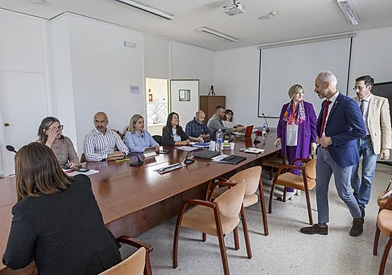 El consejero Silva entra, junto a miembros de la Consejería, a la última mesa de negociación con los sindicatos.