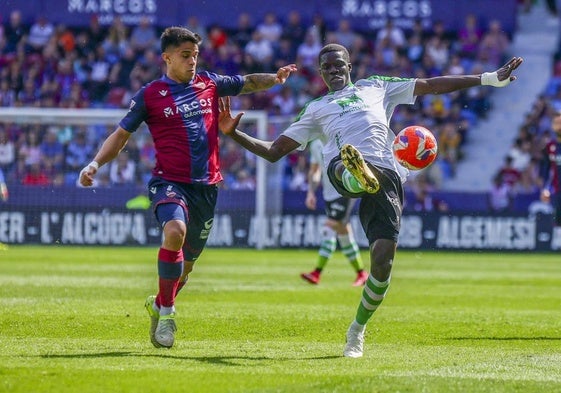 Maguette controla el balón en el partido jugado recientemente en el Ciutat de València ante el Levante.