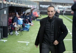 José Luis Oltra, en un partido con el Eldense.