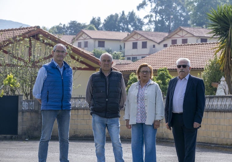 Juan Antonio Viota, Ciriaco García, Maite Gómez y José Granado, afectados por los derribos de Argoños.