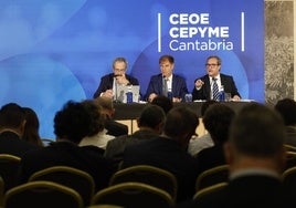 Carlos de la Dehesa, responsable de la auditoría; Enrique Conde; y Francisco Aguilera, director de la patronal (derecha), este viernes en la asamblea.