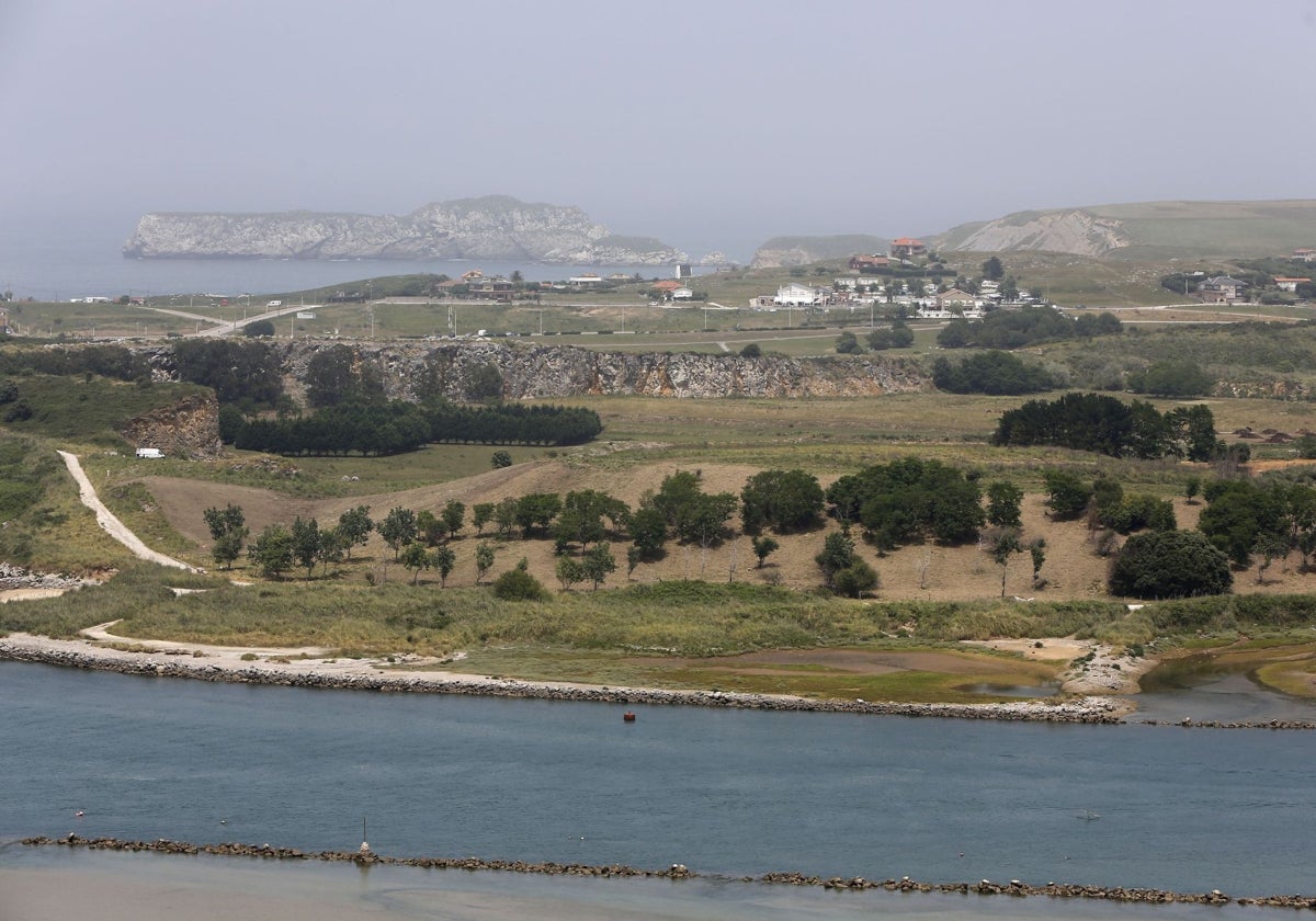 Miengo proyecta un circuito de atracciones en las canteras de Cuchía y rehabilitar el Palacio El Somo