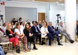 En el centro (tercera por la izquierda), Rosa Mantecón junto a otros asistentes al congreso como la delegada de Gobierno, Eugenia Gómez de Diego y el consejero de Fomento, Roberto Media.