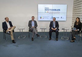 Pablo García-Salmones, director de Hidrógeno y Derivados de RIC Energy; Miguel Ángel Díez, CEO de Reinosa Forgings & Castings; José Francisco González, CEO de Logos Energía; participaron en la mesa, moderada por Saray Ceballos, periodista de El Diario Montañés