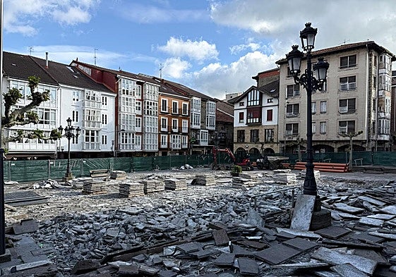 Las obras de remodelación de la Plaza de España en Reinosa.
