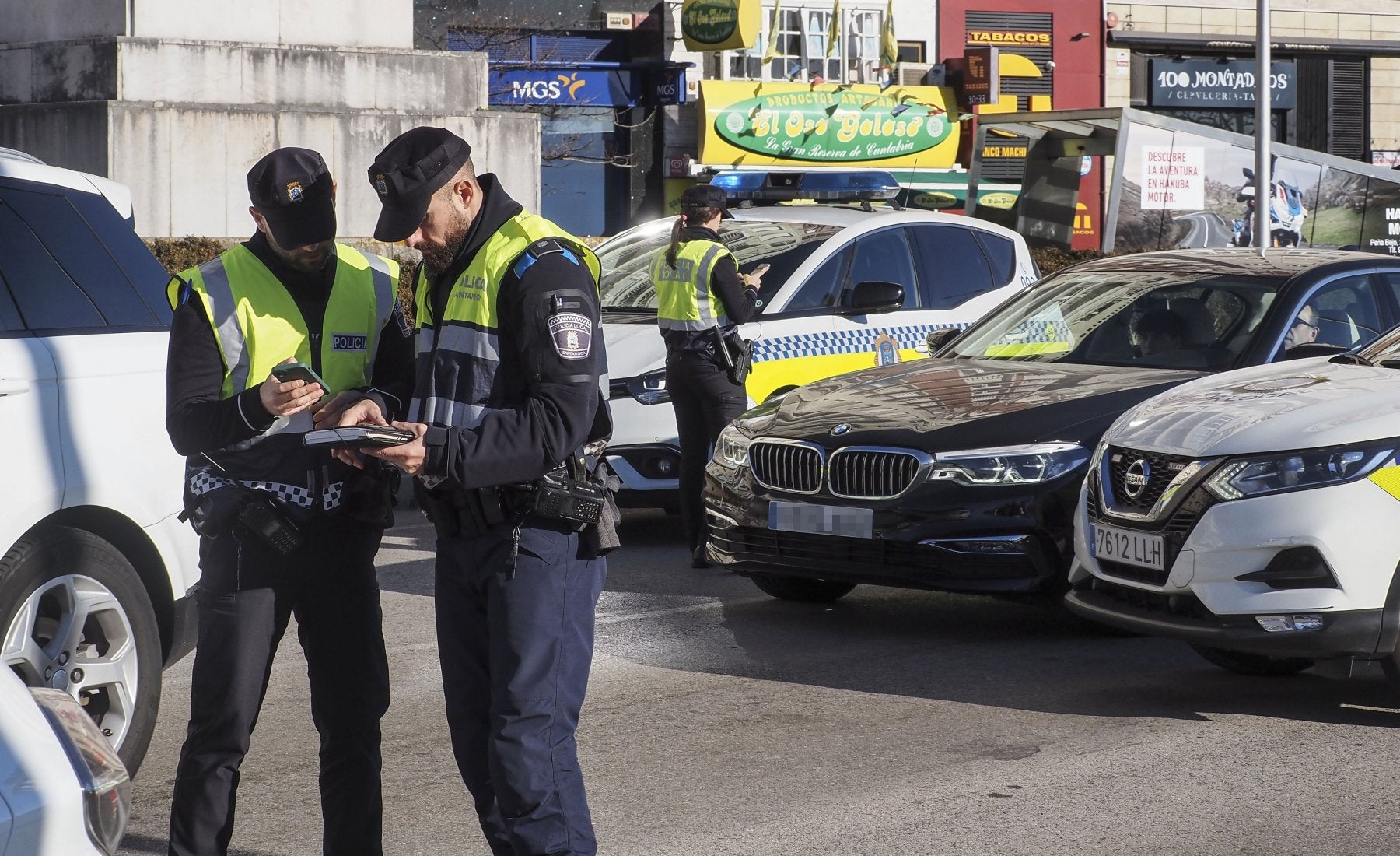 Tres agentes de la Policía Local durante un control de tráfico realizado en el centro de la ciudad.