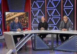 El periodista Paco Grande, junto a Pedro Munitis y Jesús Merino, en un momento de la grabación del programa sobre el Racing.
