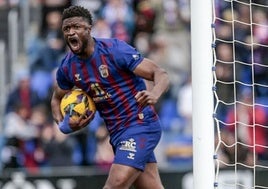 Sekou Gassama, tras marcar un gol con el Eldense.