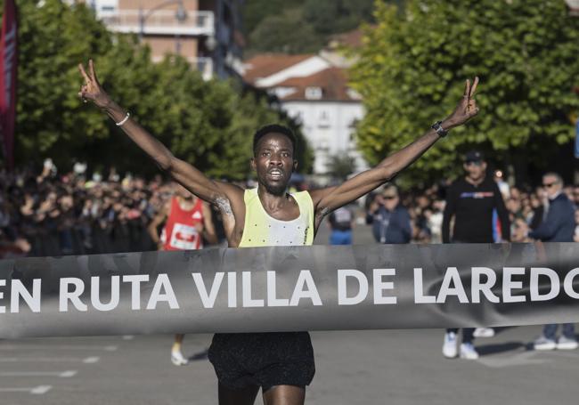 Jamal Abdelmaji alza sus brazos en señal de victoria.