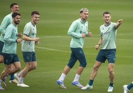 Mantilla, que hoy podría disputar su partido número 100 con el Racing, gesticula ante sus compañeros durante un entrenamiento esta misma semana.
