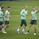 Mantilla, que hoy podría disputar su partido número 100 con el Racing, gesticula ante sus compañeros durante un entrenamiento esta misma semana.
