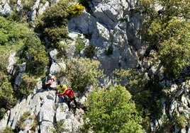 Los rescatadores de Protección Civil ayudan al hombre a salir de la zona.