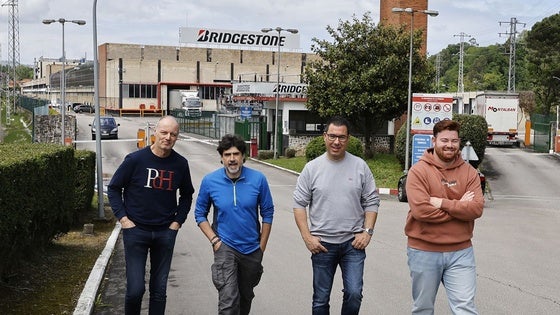 Jesús Díaz, Sergio Herrera, Eloy Santos y Alejandro Díaz caminan juntos delante de la fábrica de Puente San Miguel de Bridgestone.