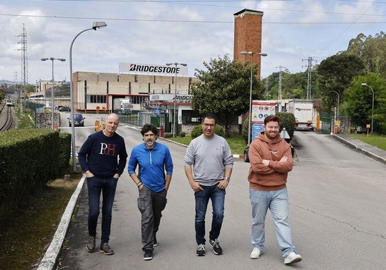 Jesús Díaz, Sergio Herrera, Eloy Santos y Alejandro Díaz caminan juntos delante de la fábrica de Puente San Miguel de Bridgestone.