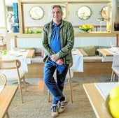 El empresario Carlos Crespo posa en el comedor del 'Balneario de La Magdalena', que abrió hace apenas un mes.