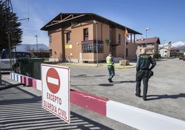 El cuartel de la Guardia Civil en Reinosa, que permanece cerrado los fines de semana.