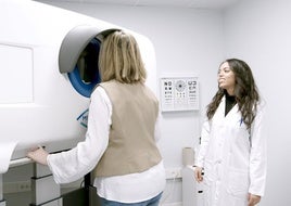 Una paciente se coloca en la máquina para su exploración oftalmológica con el sistema robotizado Doria.
