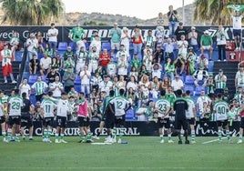 Los jugadores del Racing, ante los aficionados desplazados hasta Elda para apoyarlos en un partido que terminó en empate.