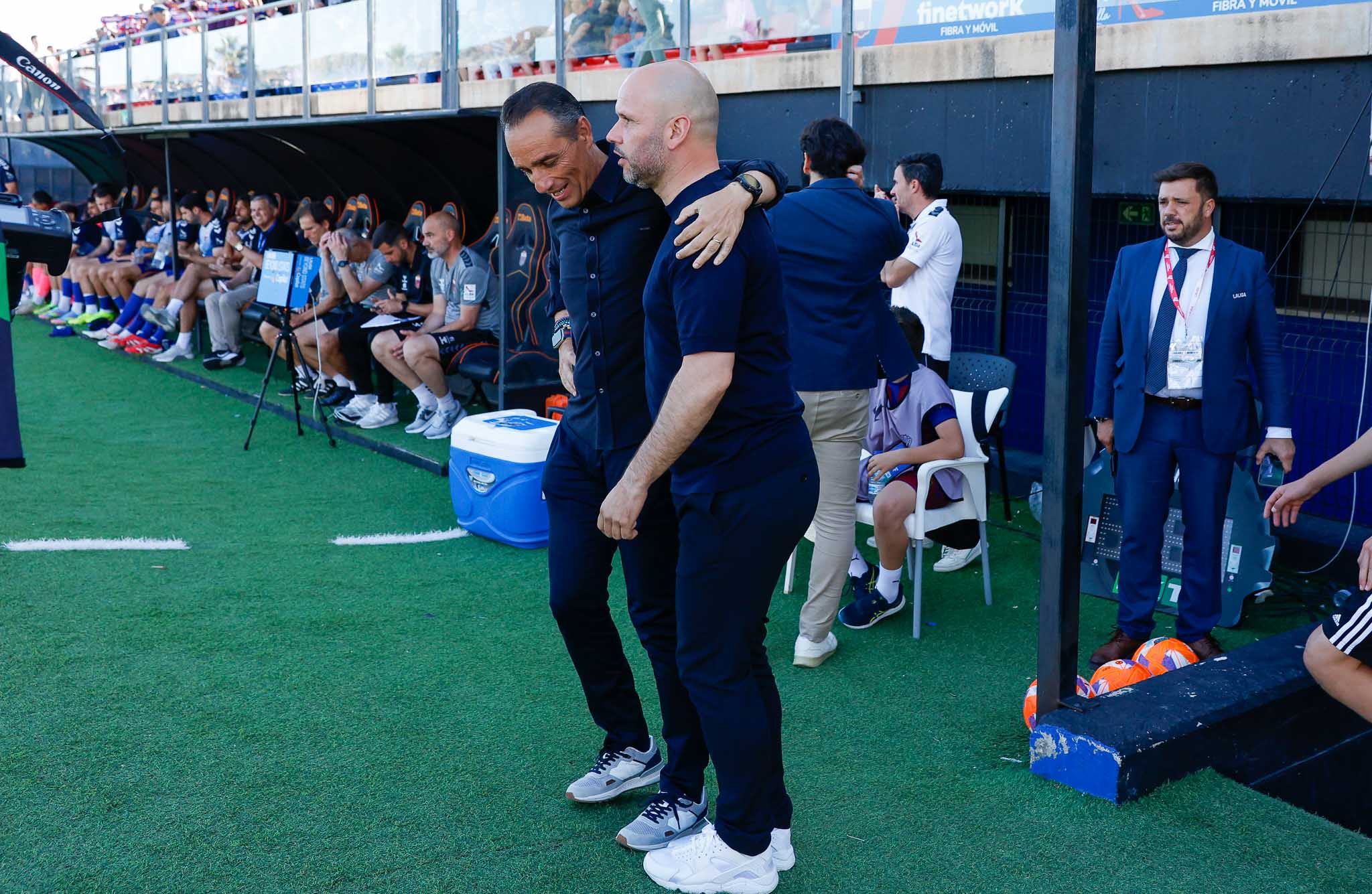 Oltra abraza con gesto cariñoso a José Alberto antes del partido