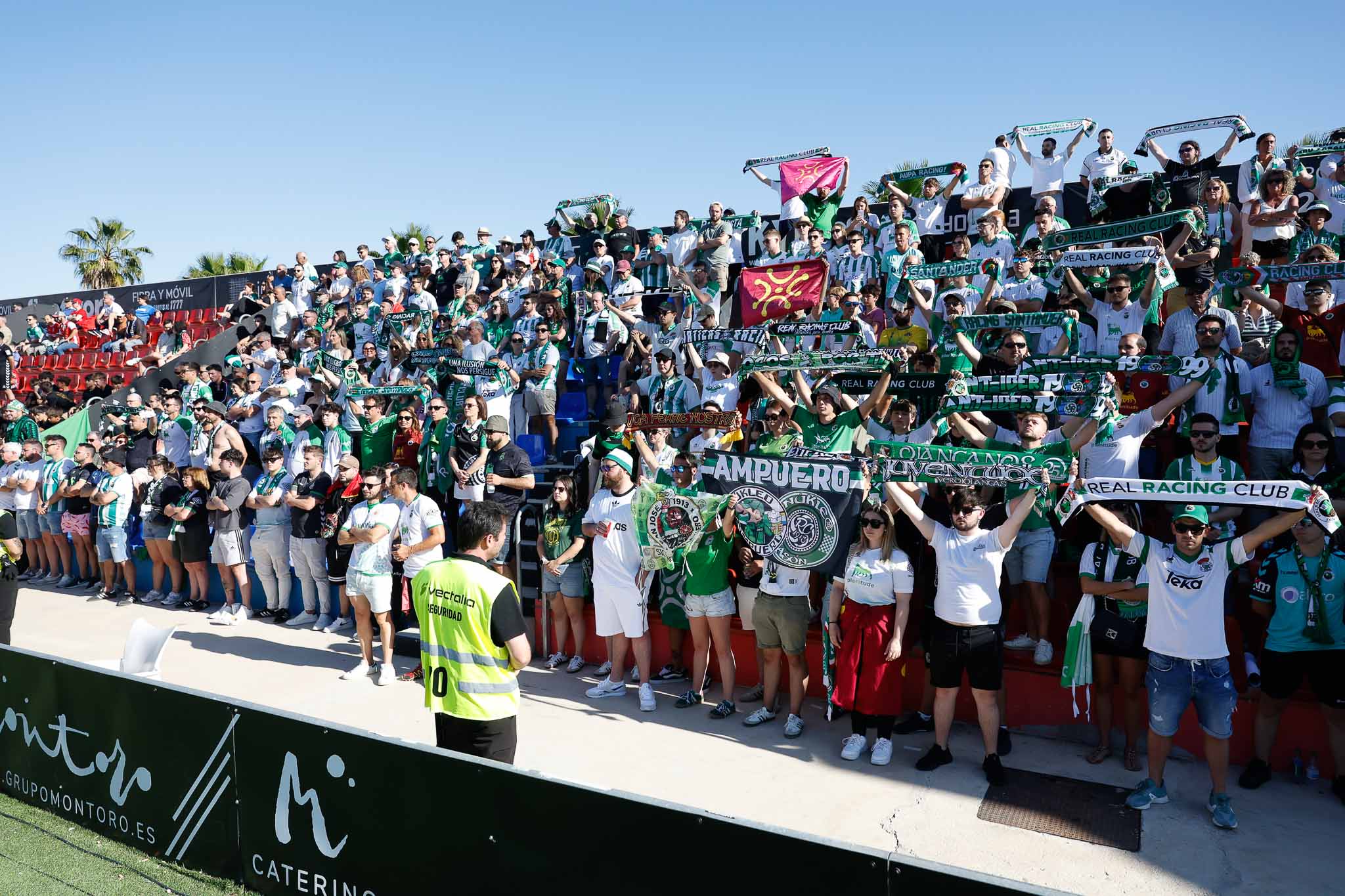 Más de 300 racinguistas viajaron a Elda para ver el partido.