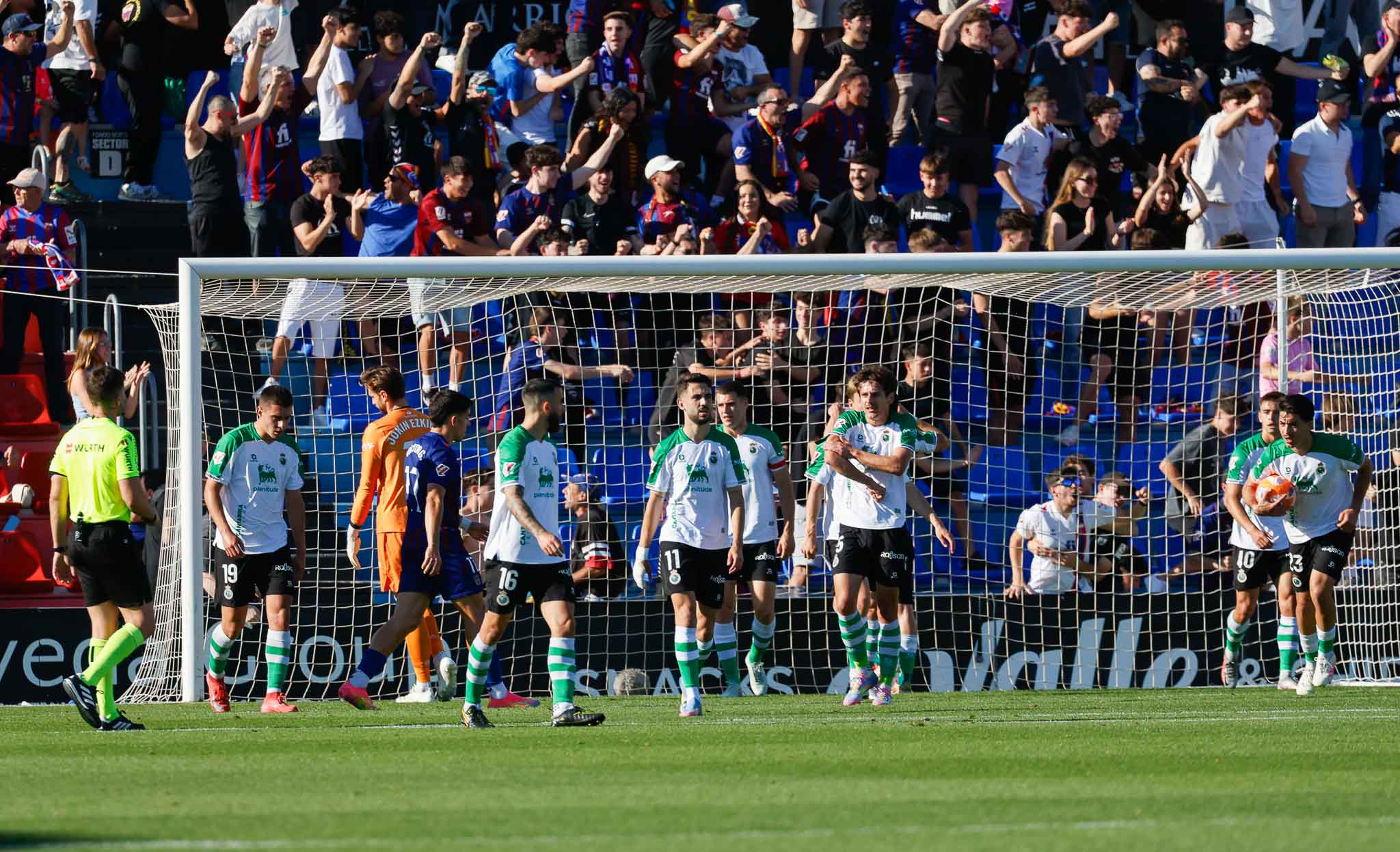 Los jugadores del Racing, después de encajar un gol en contra