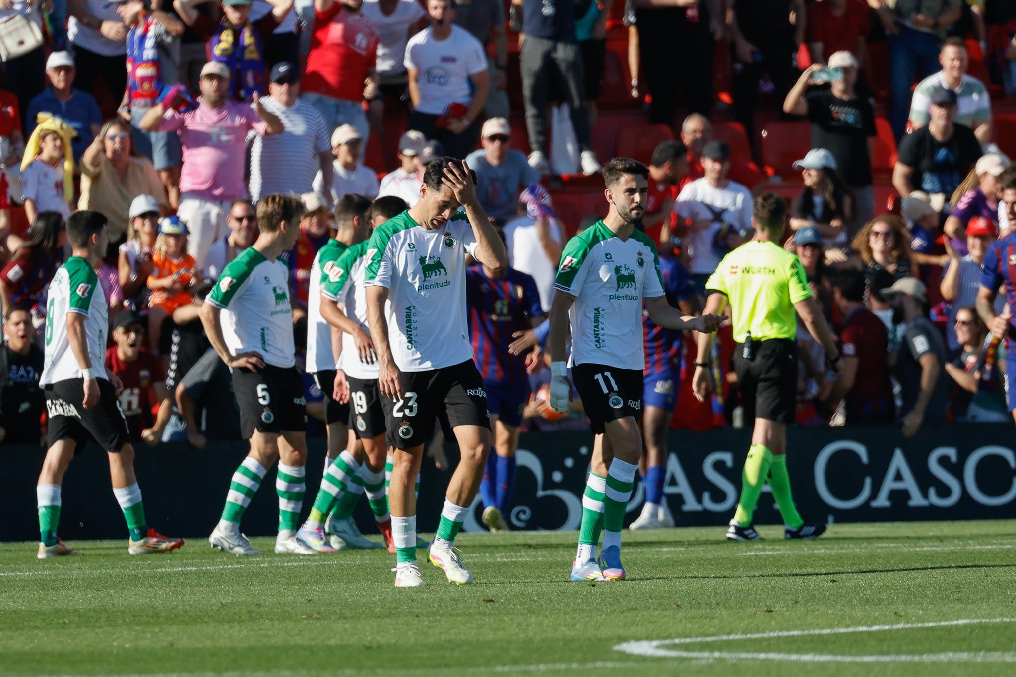Meseguer se lleva la mano a la cabeza tras el empate y Andrés Martín lo acompaña
