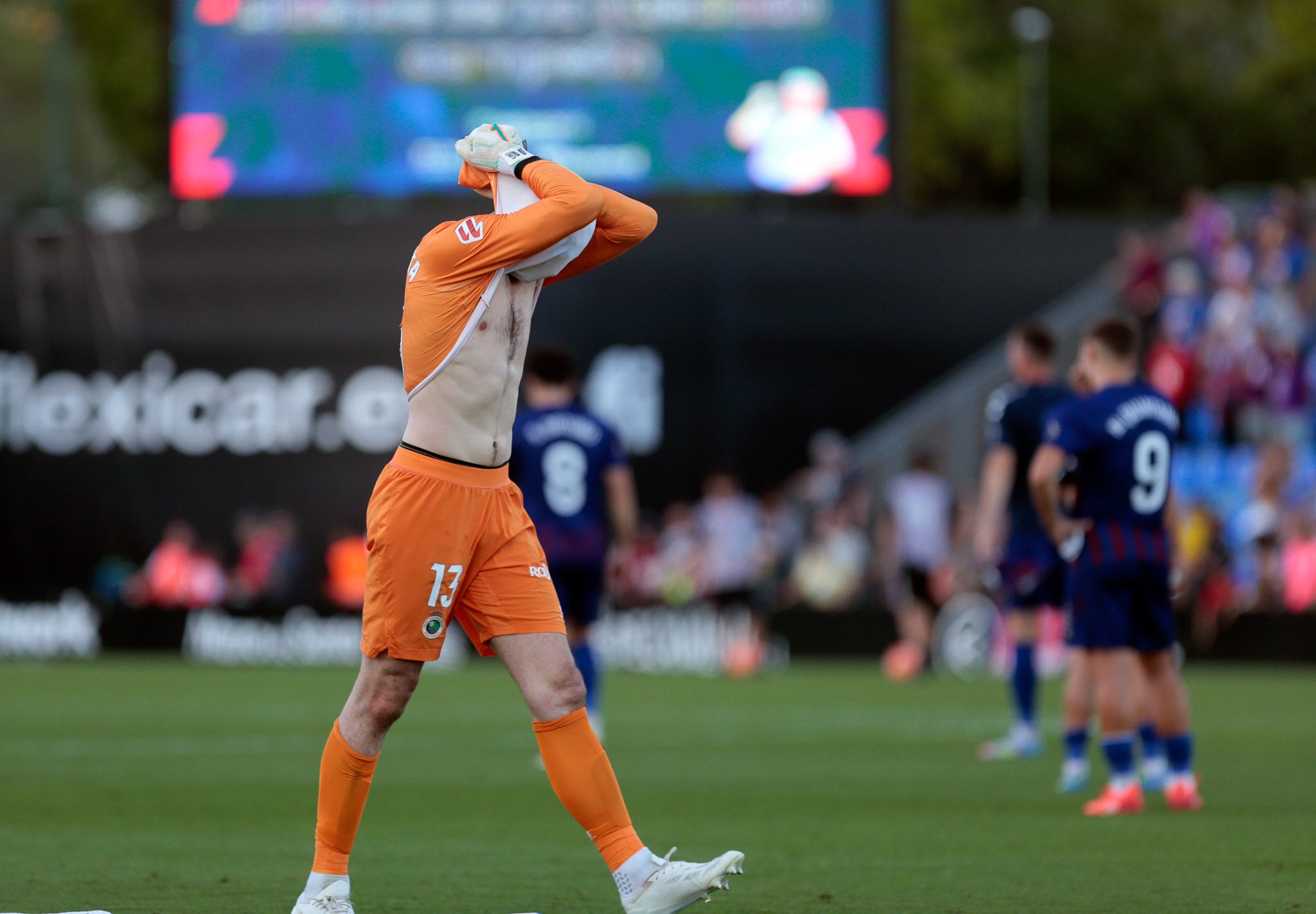 Ezkieta se cubre la cara con la camiseta después del empate